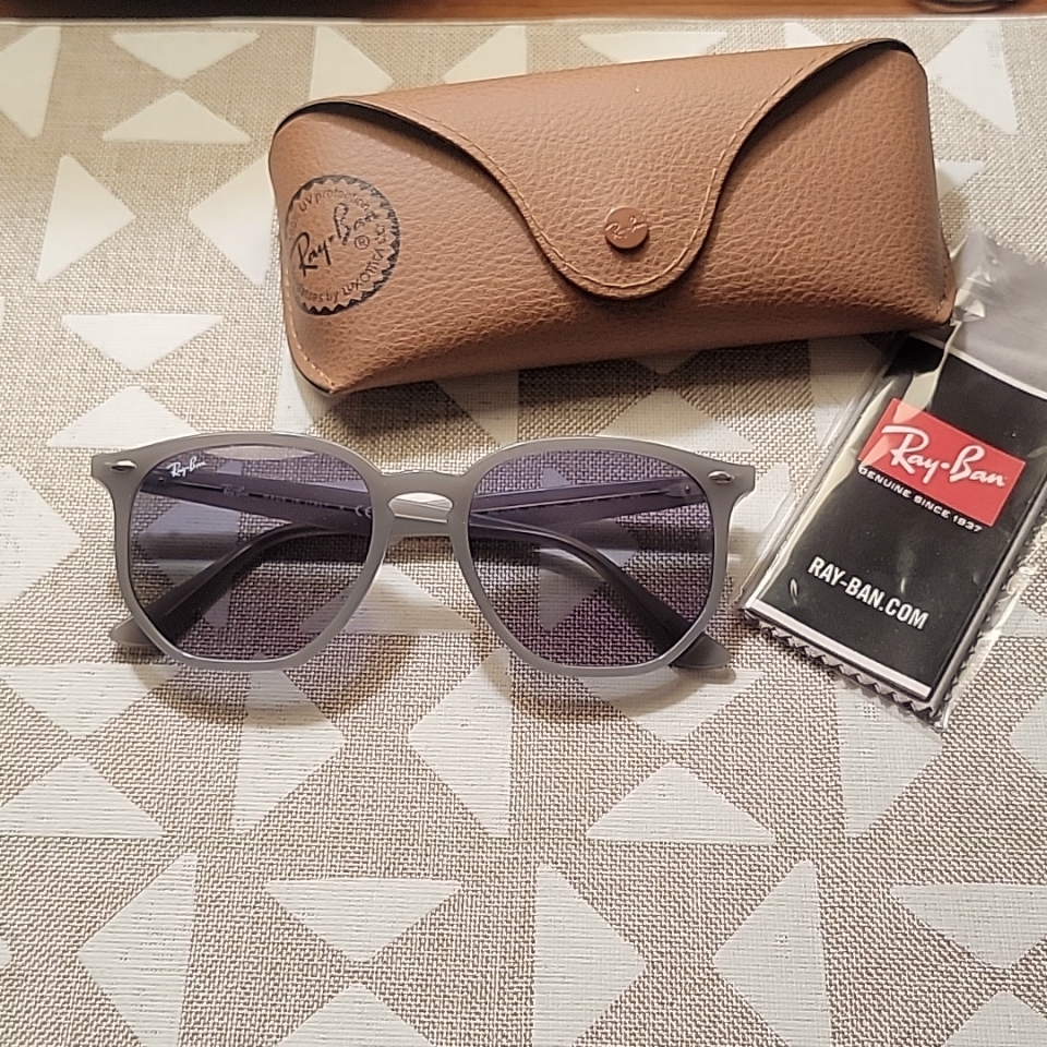 *New* Ray-Ban Matte Gray Frame/ Blue Gradient Lenses Sunglasses W/ Case